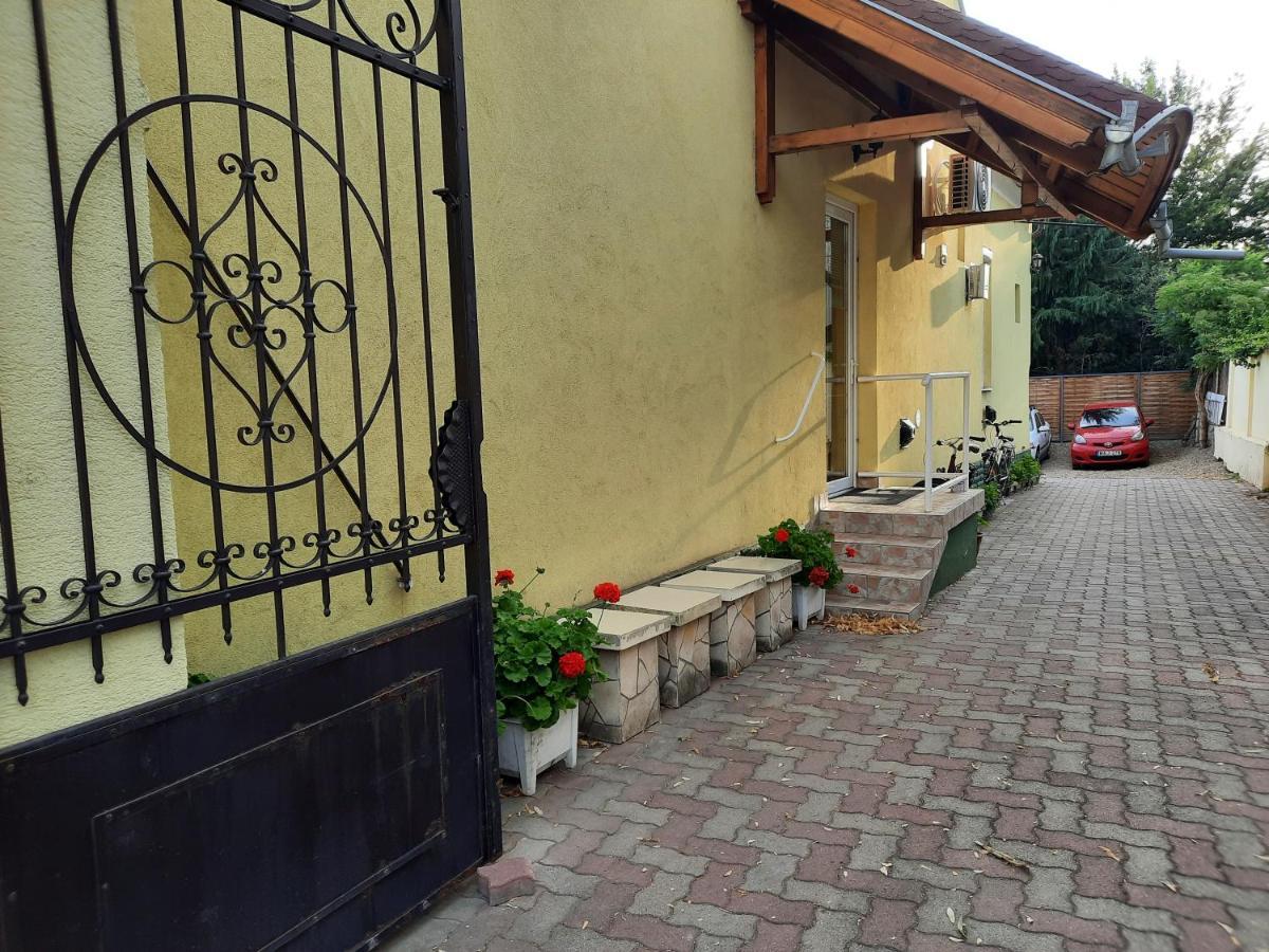 Gloria Apartman Дьюла Екстер'єр фото