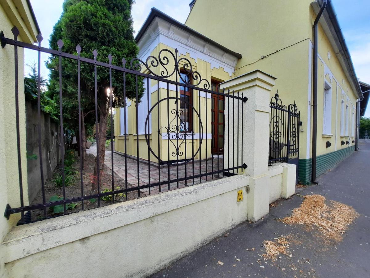 Gloria Apartman Дьюла Екстер'єр фото