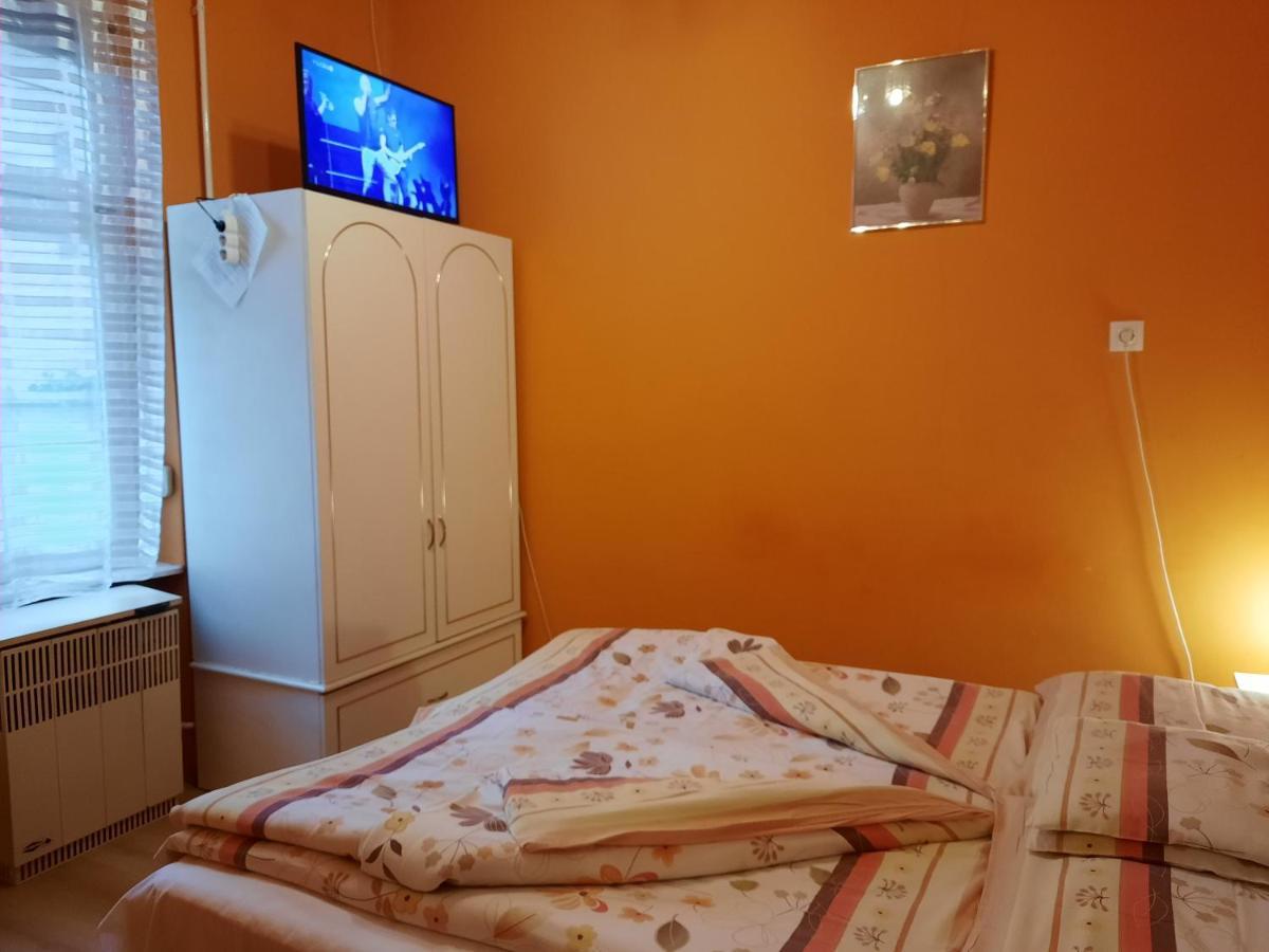 Gloria Apartman Дьюла Екстер'єр фото