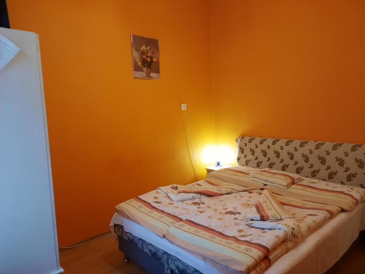 Gloria Apartman Дьюла Екстер'єр фото