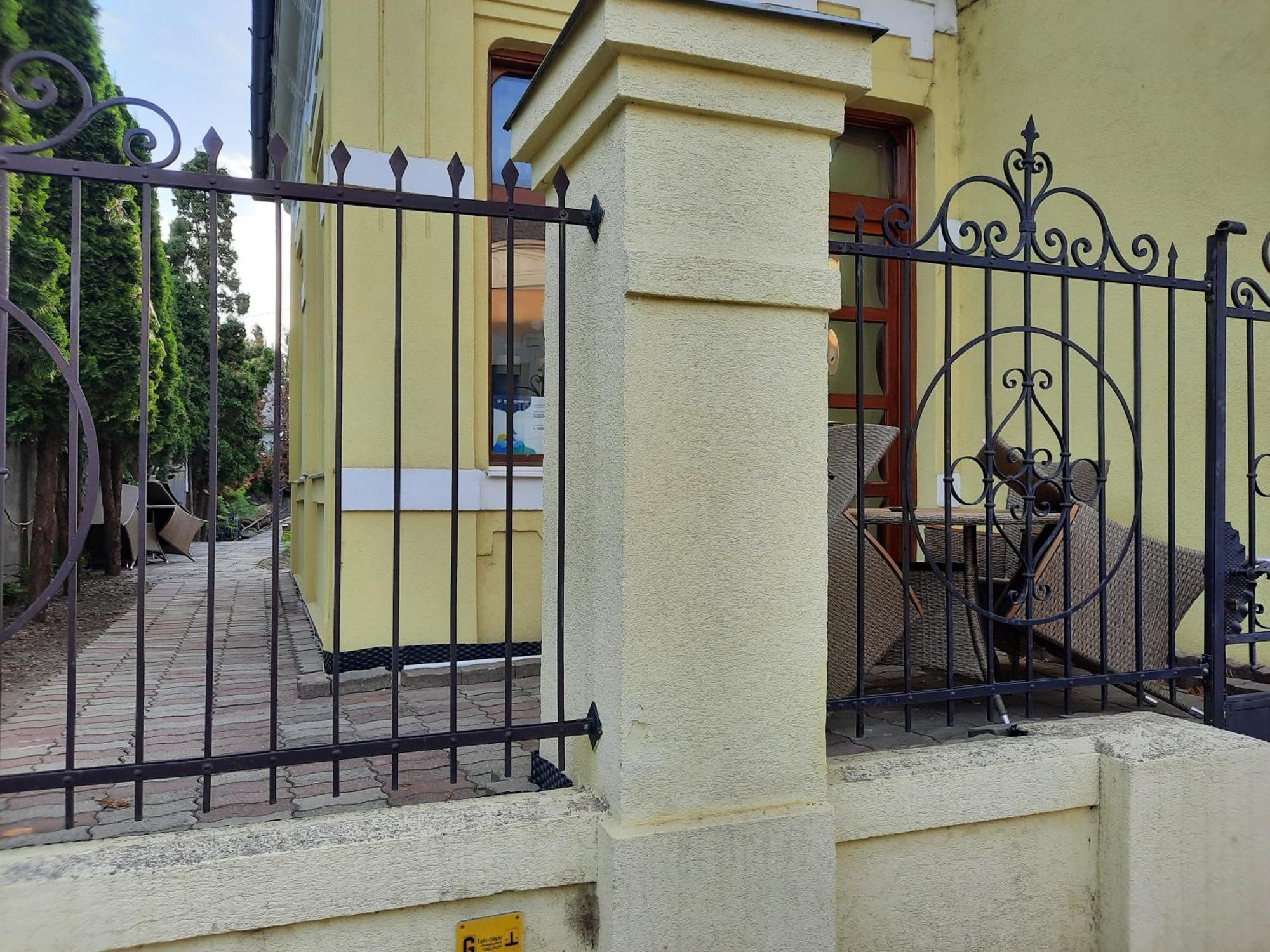 Gloria Apartman Дьюла Екстер'єр фото