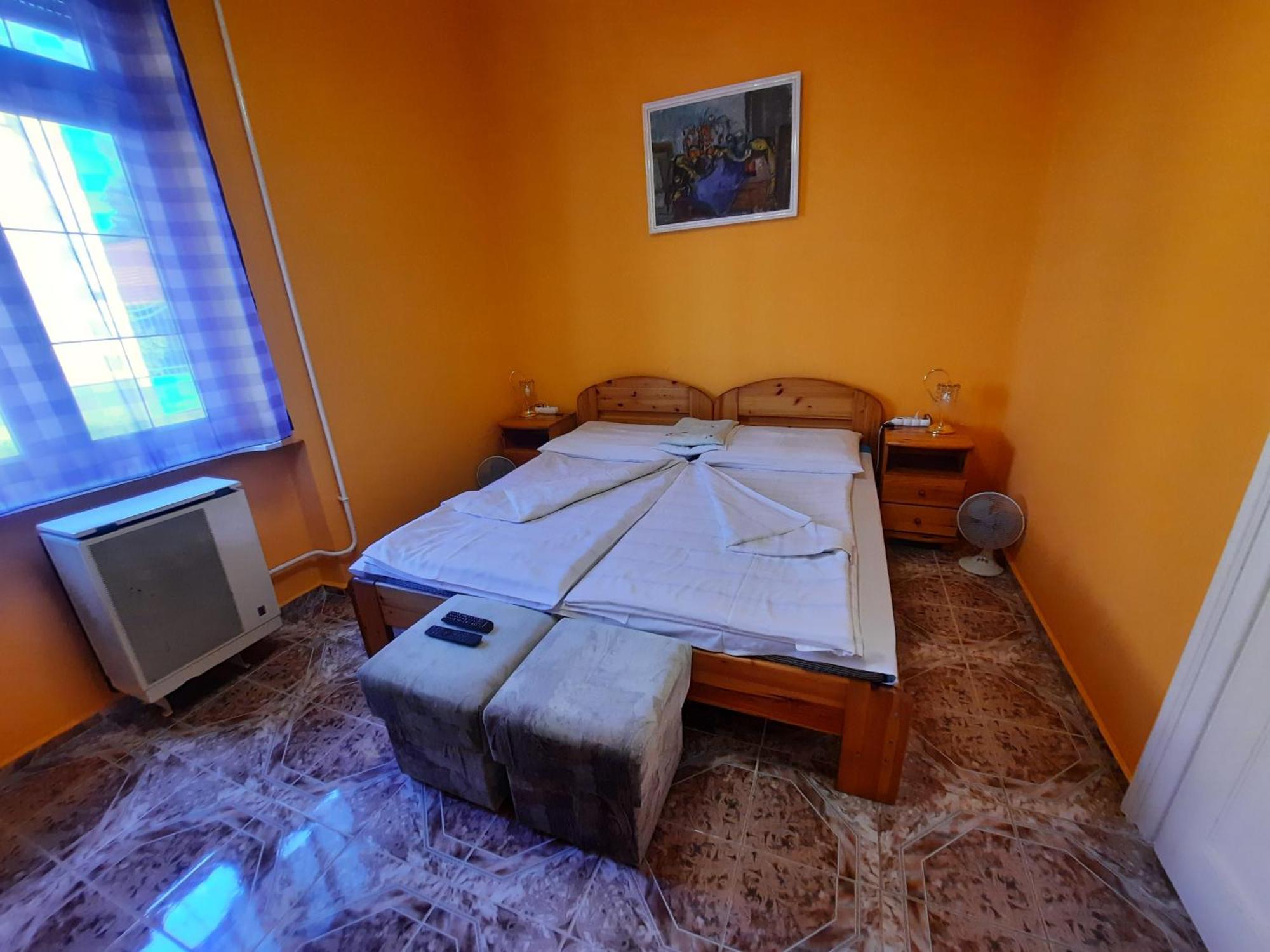 Gloria Apartman Дьюла Екстер'єр фото